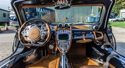 The interior of a Pagani Huayra : pics