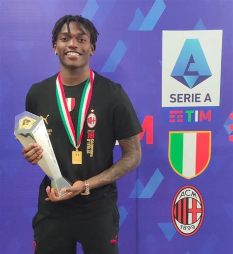 Rafael Leão eleito o melhor futebolista da Série A italiana de futebol