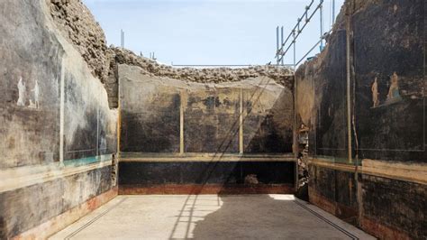 Excavation at Pompeii reveals new Roman paintings | CNN