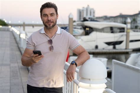 Homem Bonito Conversando Ao Telefone Na Rua Da Cidade Modelo Masculino