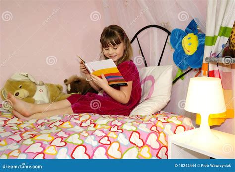 Le Relevé Du Livre D enfants Photo stock Image du beau fille 18242444