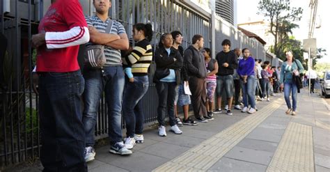 Filas para regularizar título de eleitor Fotos UOL Eleições 2012