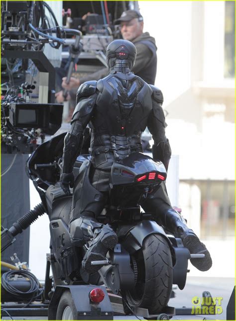 Joel Kinnaman: 'Robocop' Motorcycle Scenes!: Photo 2742791 | Photos ...