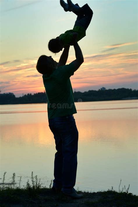 Pai E Filho Pequeno Que Jogam Na Praia Foto De Stock Imagem De Filho