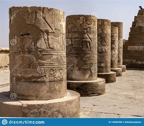 Tallas Jerogl Ficas De Piedra En El Templo De Kom Ombo Foto De Archivo