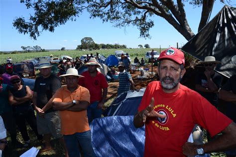 Cerca de 450 famílias de trabalhadores rurais sem terra ocupam a