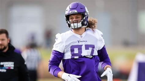 Minnesota Vikings Sign Tight End T J Hockenson To A Long Term Contract