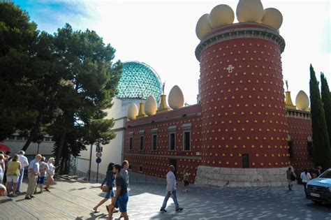 Museo Salvador Dalí Figueres Cadaqués Tour Desde Barcelona Barcelona