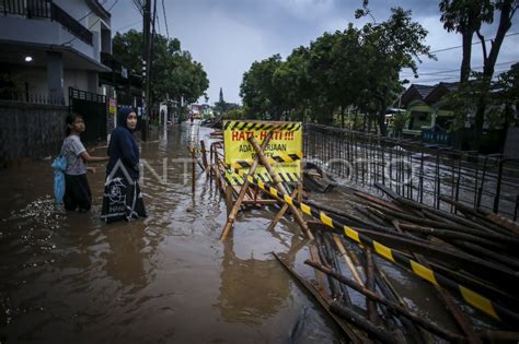 BANJIR AKIBAT PERBAIKAN TANGGUL ANTARA Foto