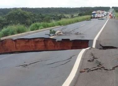 Chuvas Abrem Cratera E Trecho Da Br Fica Interditado M Dia Bahia