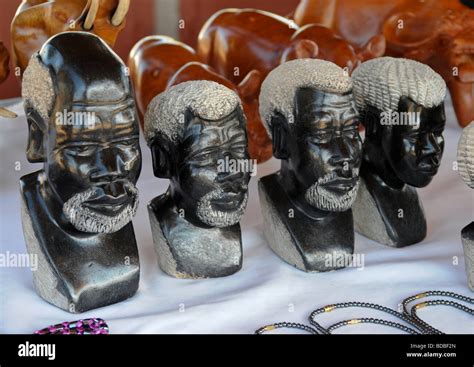 Sculptures sur bois femmes Banque de photographies et dimages à haute