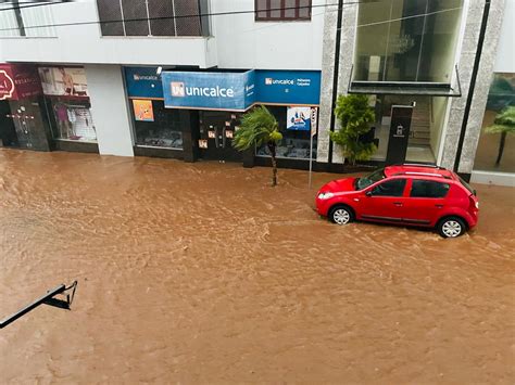 Veja Fotos Temporal Causa Alagamentos Destelhamentos E Quedas De