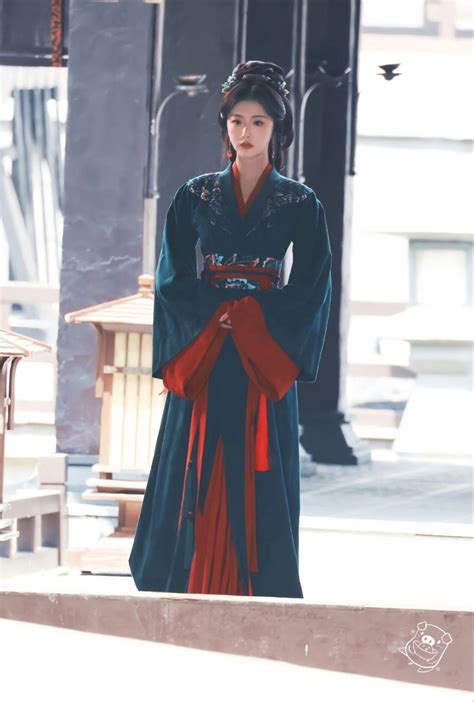 kong xueer 孔雪儿 on the set of the prisoner of beauty 折腰 Hanfu