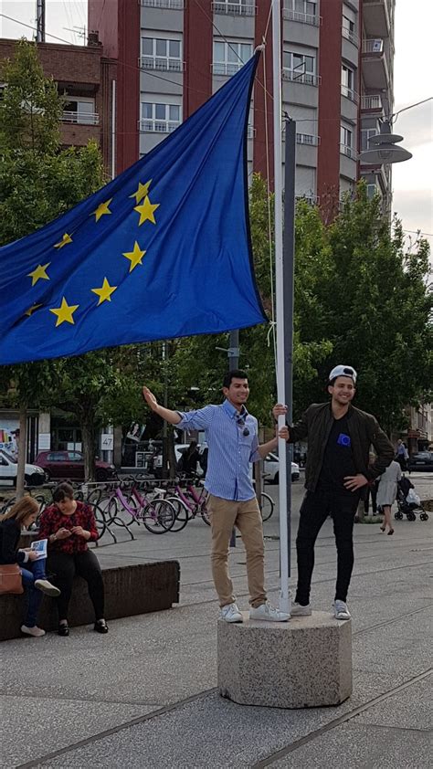 Izado De La Bandera Dia De Europa De Mayo Bandera