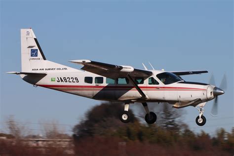 アジア航測 Cessna 208 JA8229 調布飛行場 航空フォト by だびでさん 撮影2023年01月01日