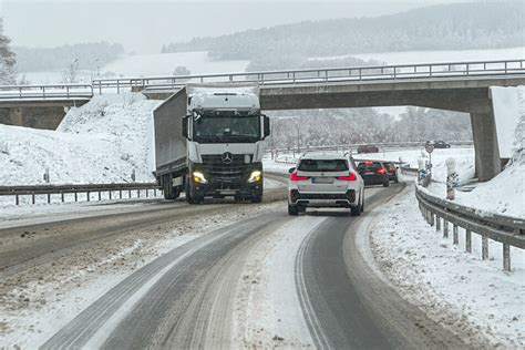 Wintereinbruch Sorgt F R Glatte Stra En Und Unf Lle In Sachsen