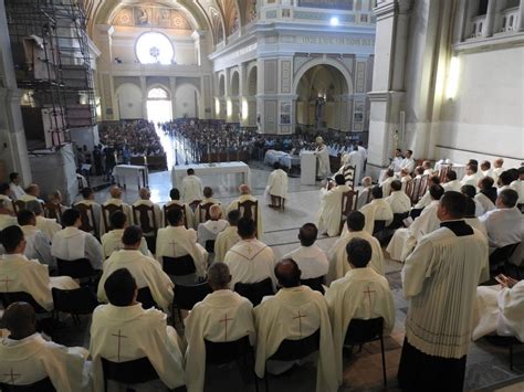 Missa da Unidade reúne todo o clero e milhares de fiéis na Catedral