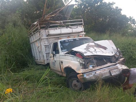 Camioneta Con Jornaleros Vuelca En Carretera De Escuinapa Tres Son