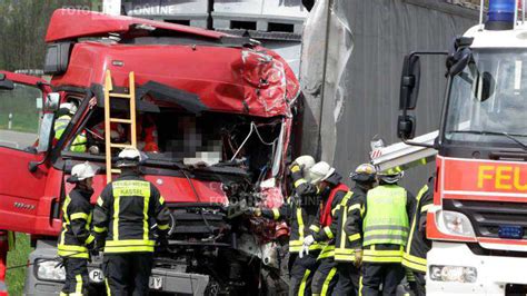 Lkw Unfall Auf Der A Bei Kassel Fahrtrichtung S D Gesperrt