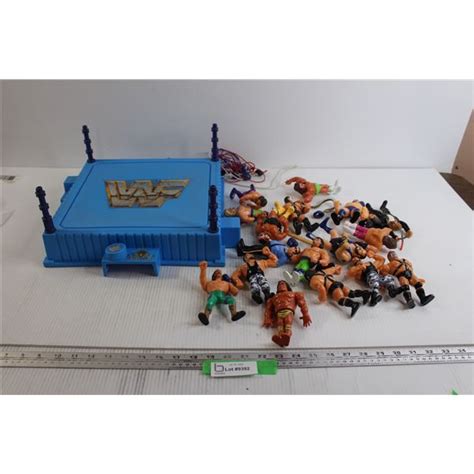 WWE / WWF Wrestling Ring with Assorted Wrestling Action Figures ...