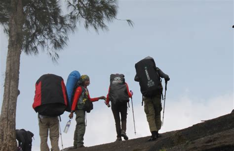 Cara Tangani Keseleo Saat Mendaki Gunung Mounture