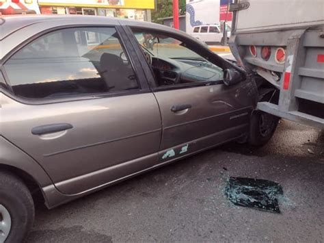 Conductor impacta su automóvil contra camioneta en colonia de Veracruz