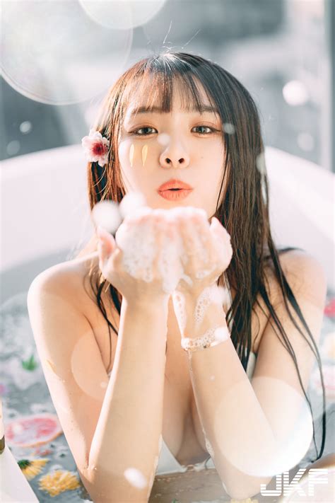 【ev女孩】鮮花與少女！白皙甜美正妹「晞晞」在晨光中沐浴，「美乳蜜桃」鮮嫩欲滴 Ev扑克博客