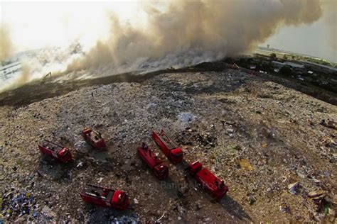 Bangkok Post - Firefighters try to contain dump fire