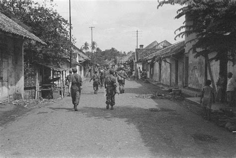 Nederlandse Militairen Van Bataljon Infanterie I Knil In De Straten Van