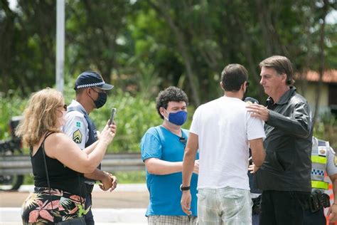 Sem máscara Bolsonaro passeia de moto por Brasília e causa aglomeração