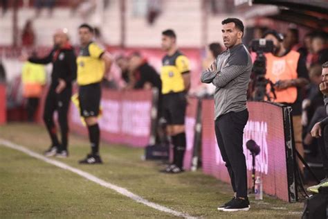 Carlos Tevez Entrenador De Independiente Tuvo Que Ser Internado Tras