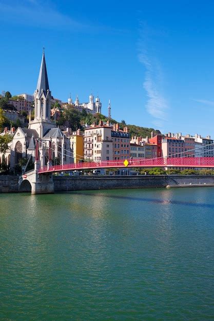 Vista De La Ciudad De Lyon Con Pasarela Roja Sobre El R O Saona Y La