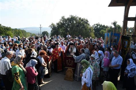 Mii De Pelerini Pe „drumul Crucii” De La Mănăstirea Hadâmbu Parohia