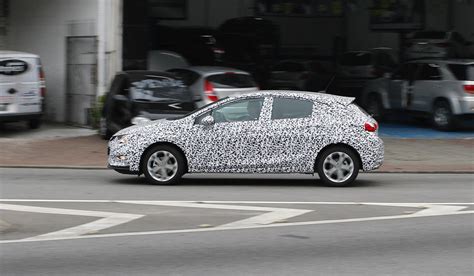 NOVO CRUZE Hatch é flagrado em SP MercadoETC