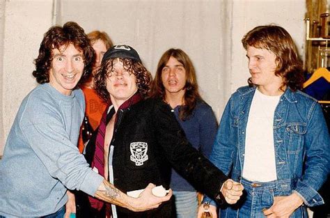 Bon Scott Angus Young Mark Evans Hinten Phil Rudd L Malcolm