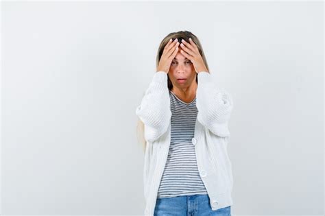 Retrato De Señorita Manteniendo Las Manos En La Cabeza En Camiseta