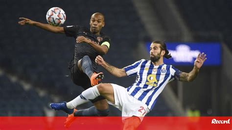 FC Porto critica arbitragem e atira se a Fernandinho Dinheiro não