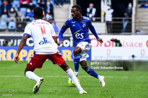Partidas De Rc Strasbourg X Olympique Lyonnais - Tino KADEWERE of Lyon and Lionel CAROLE of Strasbourg during the ...
