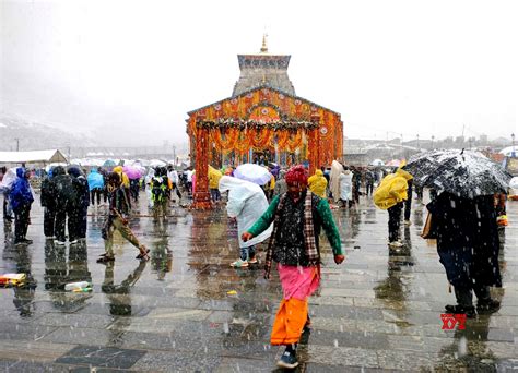 : Kedarnath : Devotees visited the Kedarnath Temple during a snowfall #Gallery - Social News XYZ