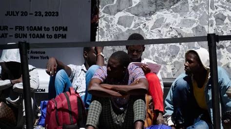 Migrants Sleep On The Street Outside Roosevelt Hotel As Mayor Says