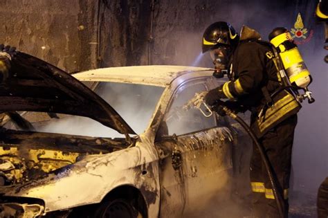 Auto A Fuoco In Galleria L Intervento Dei Pompieri La Repubblica