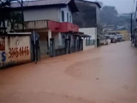 Temporal alaga ruas água invade casas e estradas são interditadas em