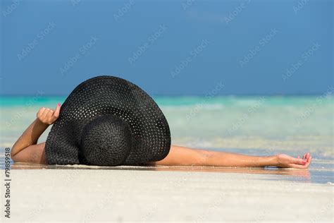 Beautiful Woman In A Hat Lying On A Tropical Beach Stock Foto Adobe Stock