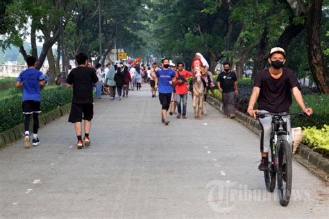 Berolahraga Di Tempat Umum Saat Ppkm Level Foto