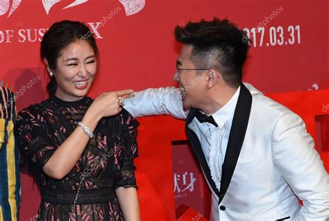 La Actriz Taiwanesa Ruby Lin A La Izquierda Interact A Con El Actor Y