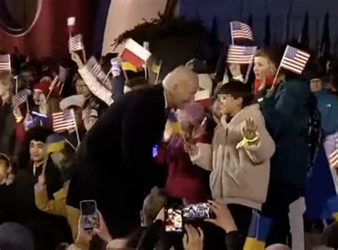 Joe Biden Abbracciato Dai Bambini A Varsavia Dago Fotogallery