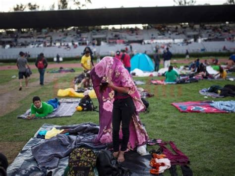 Miles De Migrantes Acampan En Estadio De Ciudad De M Xico