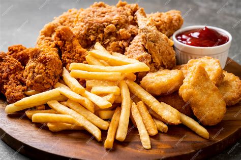 Pollo Frito Con Papas Fritas Y Nuggets Foto Premium