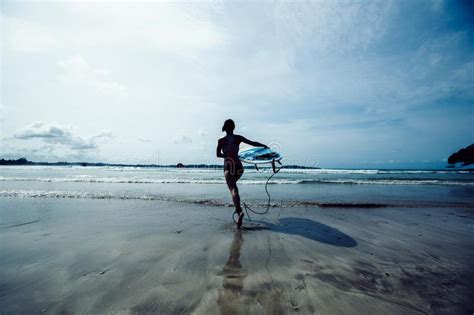 Persona Que Practica Surf De La Mujer Con La Tabla Hawaiana Foto De