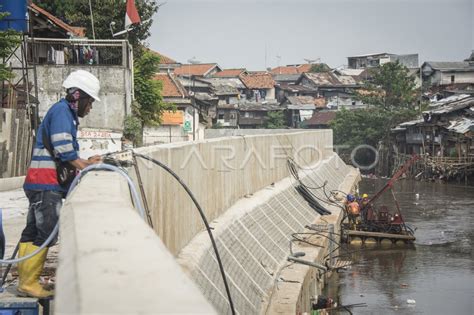 PROGRES NORMALISASI SUNGAI CILIWUNG ANTARA Foto